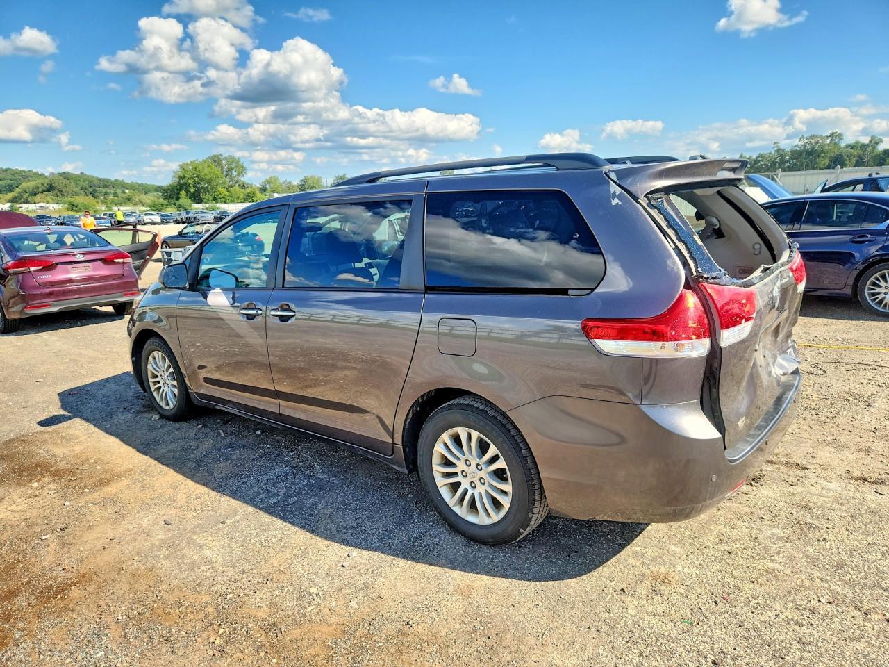 2013 TOYOTA SIENNA XLE 8-PASSENGER — Фото 2 из 13