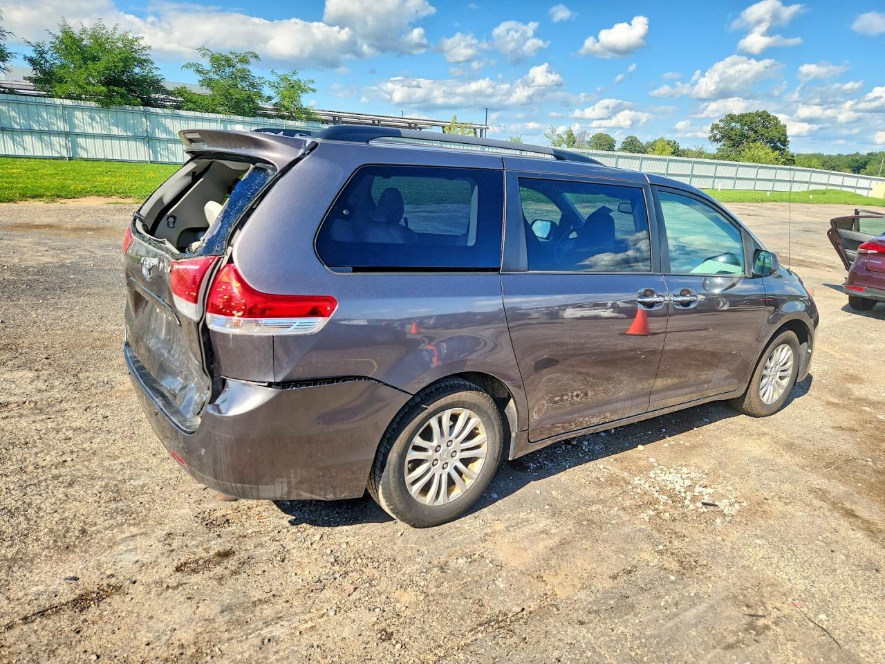 2013 TOYOTA SIENNA XLE 8-PASSENGER — Фото 3 из 13