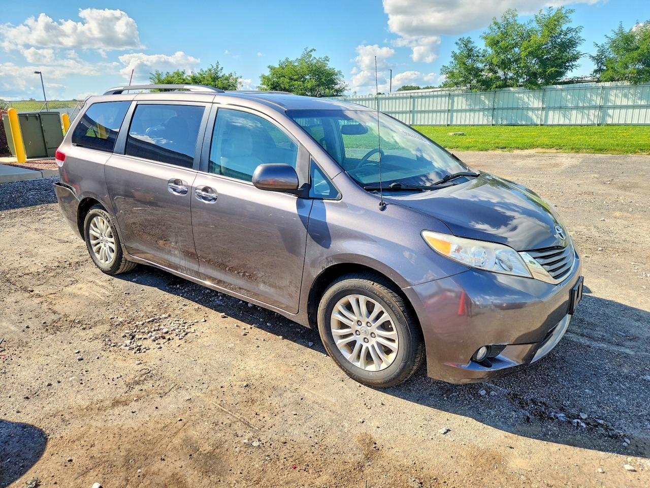 2013 TOYOTA SIENNA XLE 8-PASSENGER — Фото 4 из 13