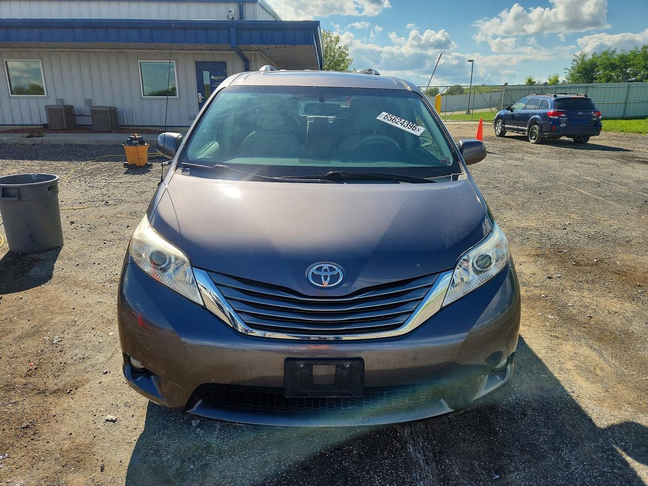 2013 TOYOTA SIENNA XLE 8-PASSENGER — Фото 5 из 13