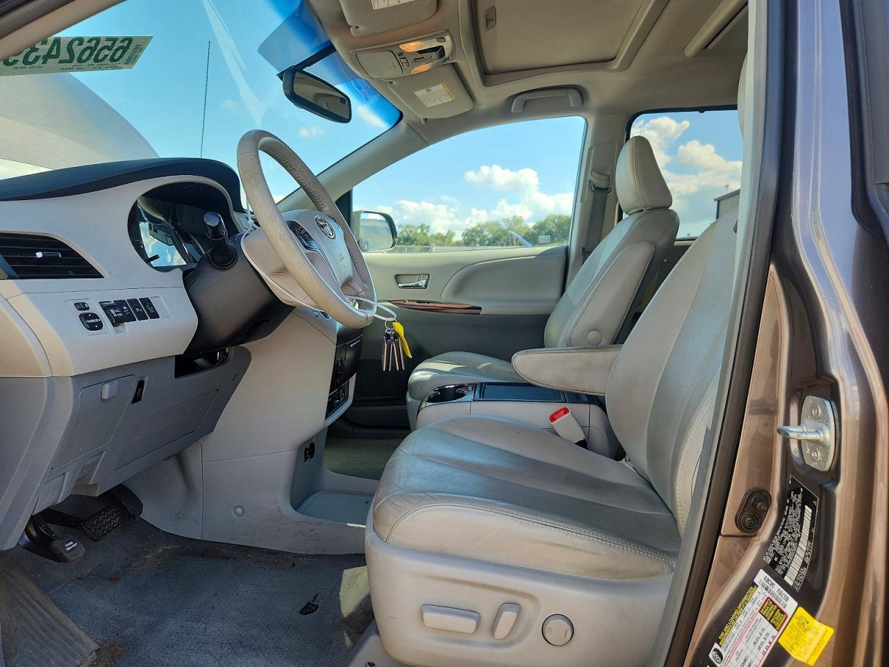2013 TOYOTA SIENNA XLE 8-PASSENGER — Фото 7 из 13