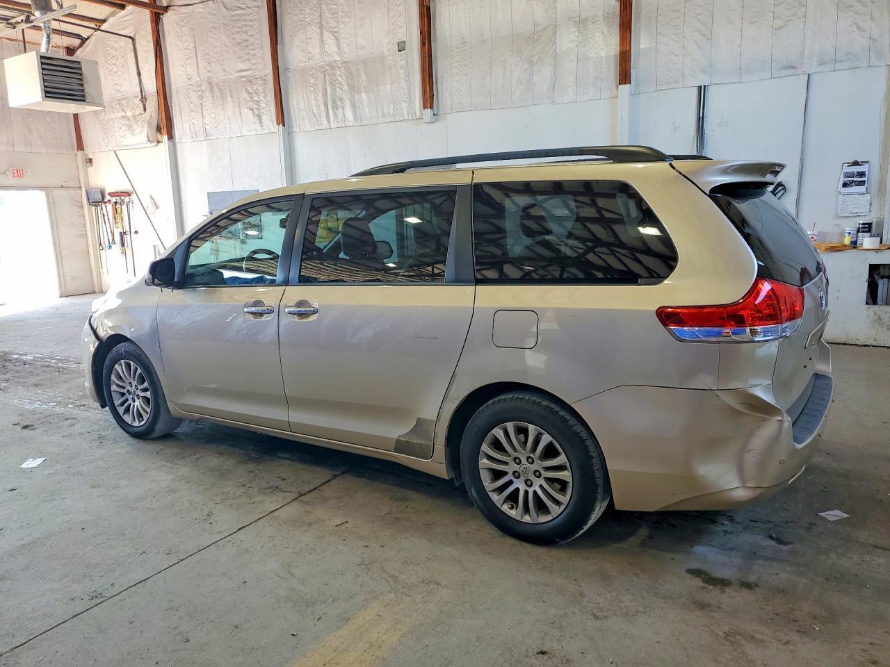 2013 TOYOTA SIENNA XLE 8-PASSENGER — Фото 2 из 13