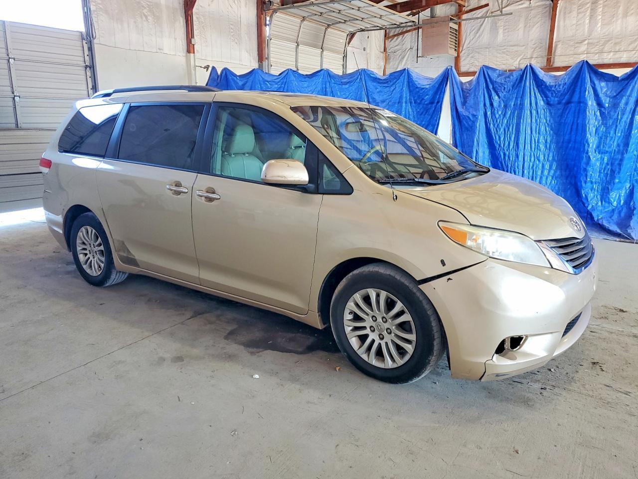 2013 TOYOTA SIENNA XLE 8-PASSENGER — Фото 4 из 13