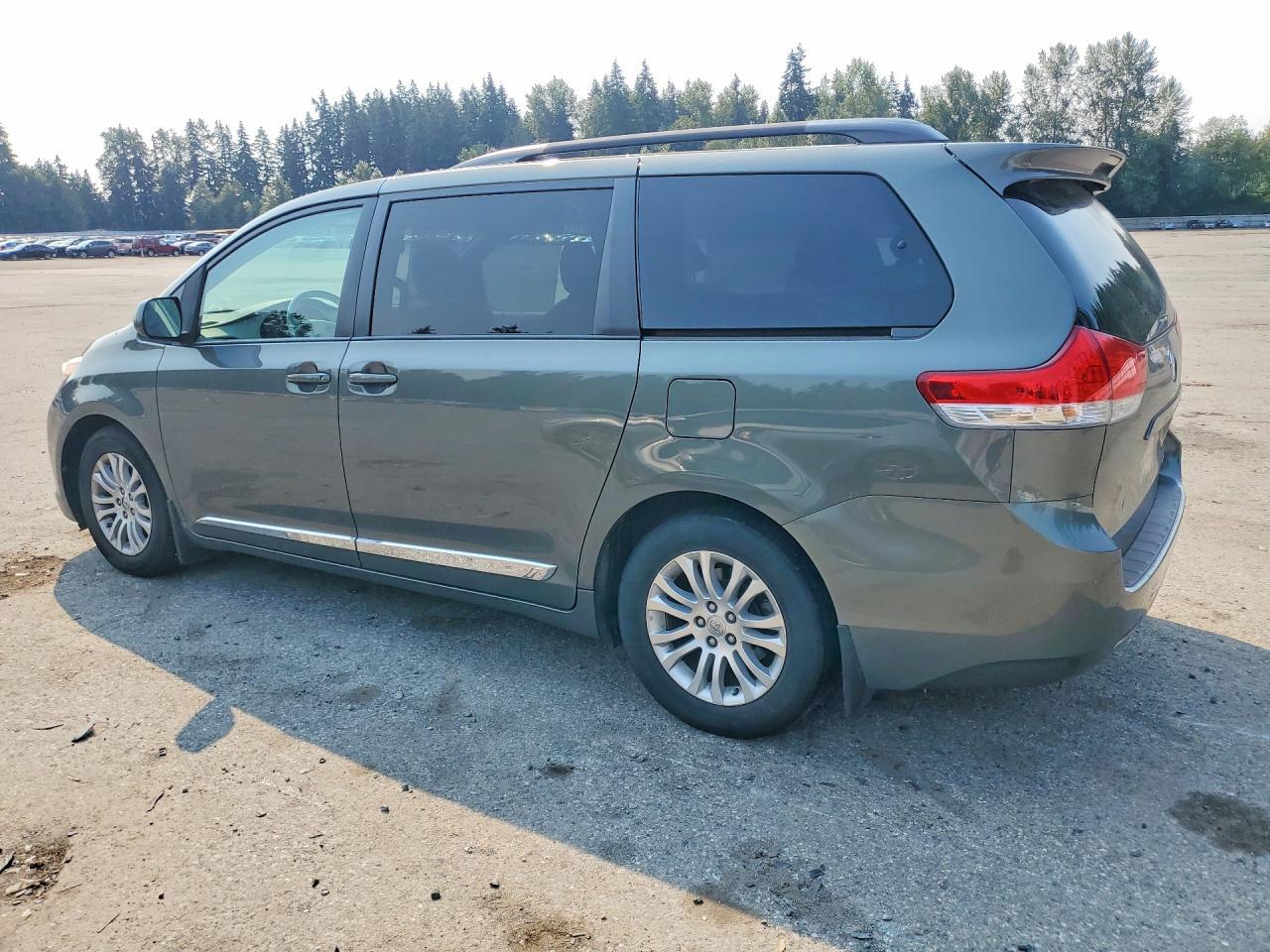 2013 TOYOTA SIENNA XLE 8-PASSENGER — Фото 2 из 13