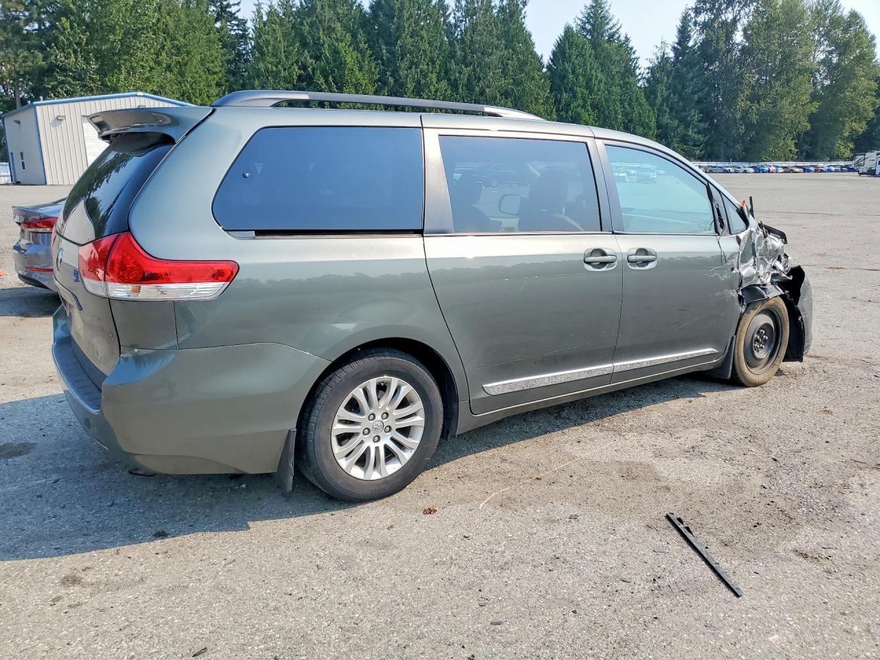 2013 TOYOTA SIENNA XLE 8-PASSENGER — Фото 3 из 13