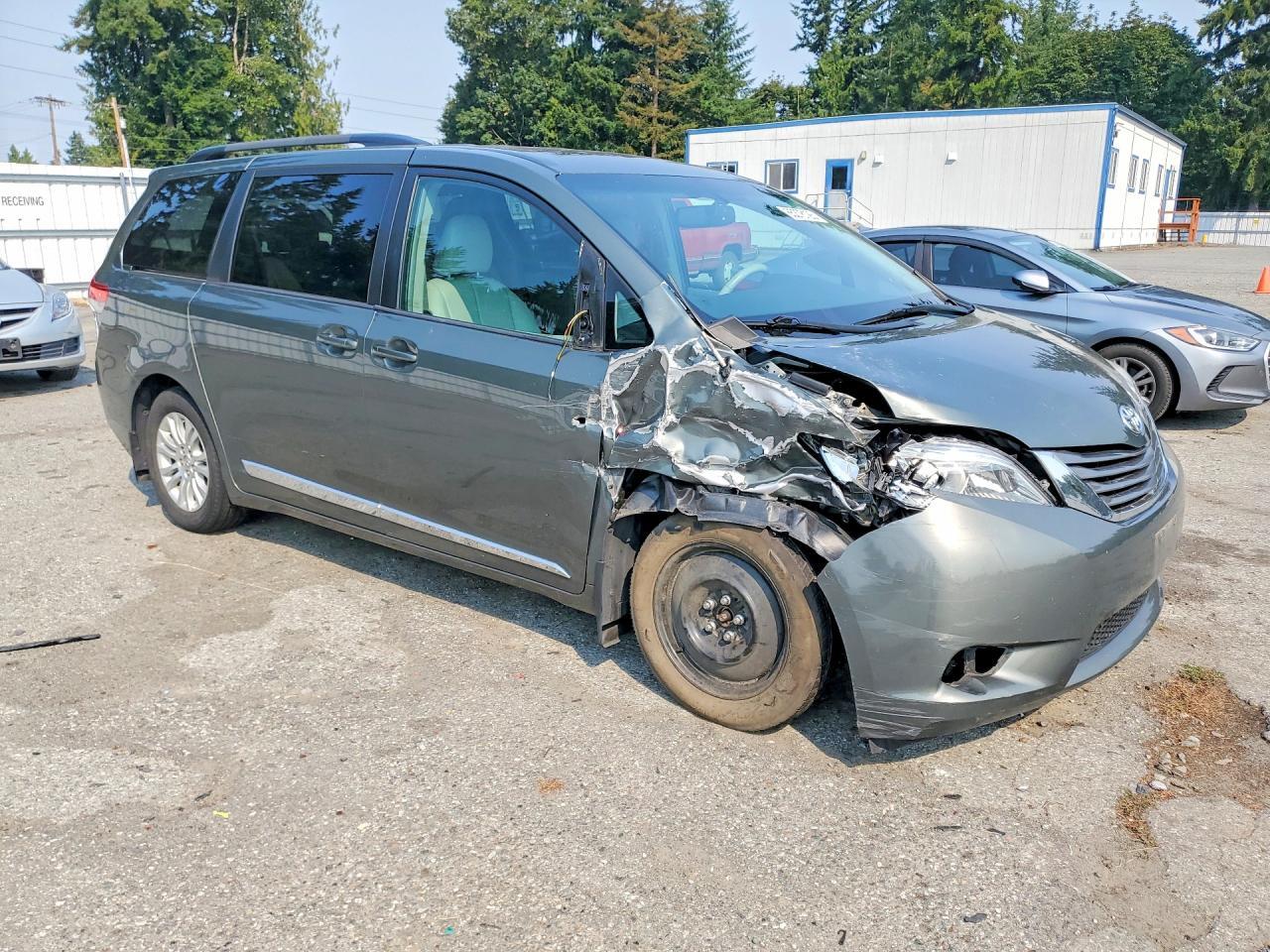 2013 TOYOTA SIENNA XLE 8-PASSENGER — Фото 4 из 13