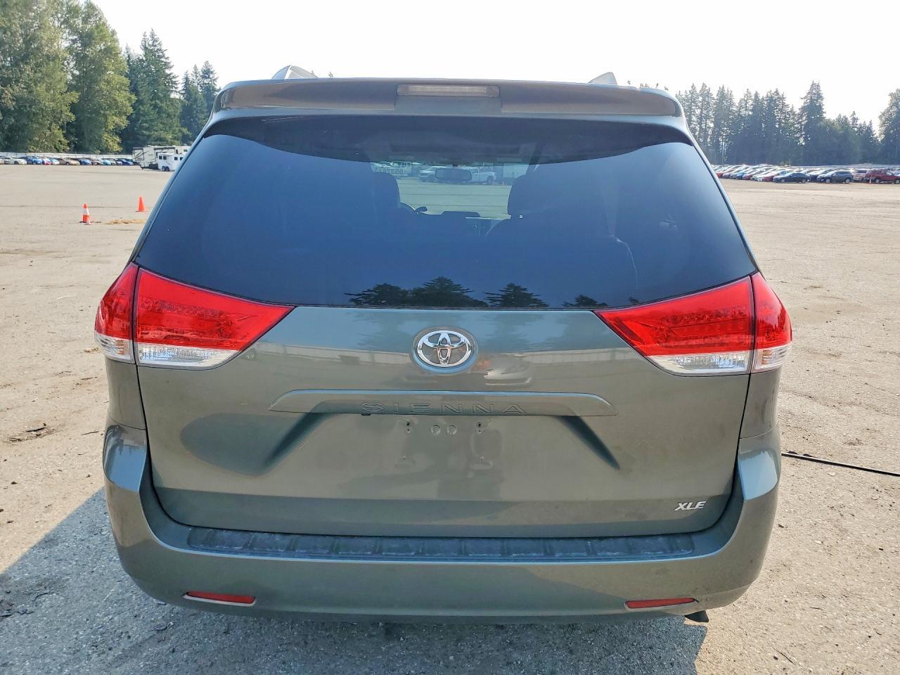 2013 TOYOTA SIENNA XLE 8-PASSENGER — Фото 6 из 13