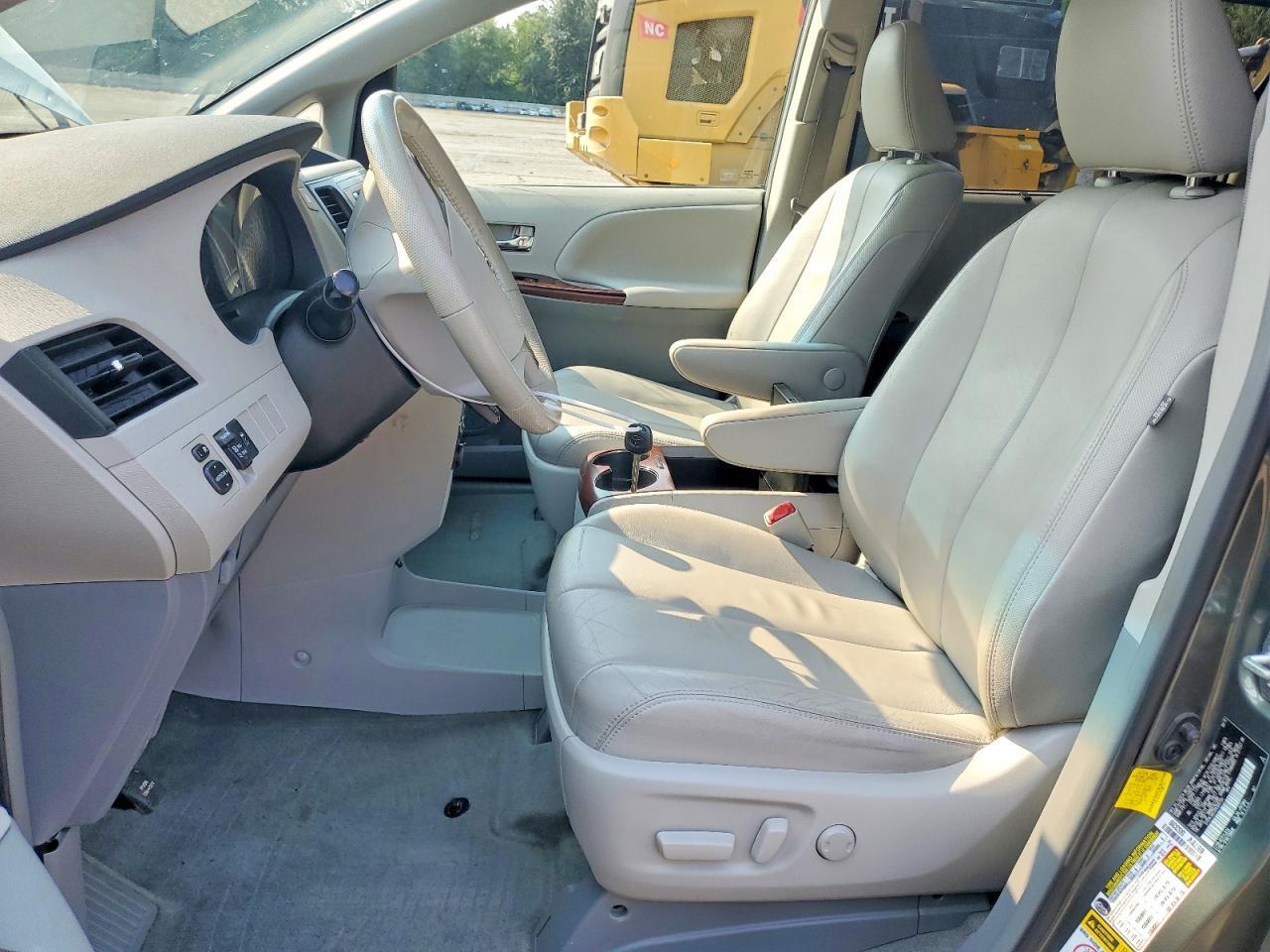 2013 TOYOTA SIENNA XLE 8-PASSENGER — Фото 7 из 13