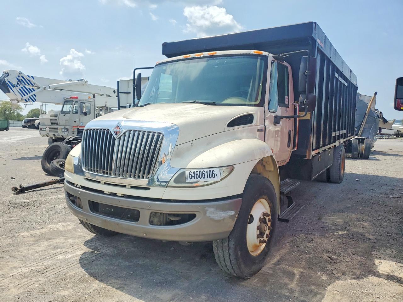 2011 INTERNATIONAL 4400 DUMP TRUCK