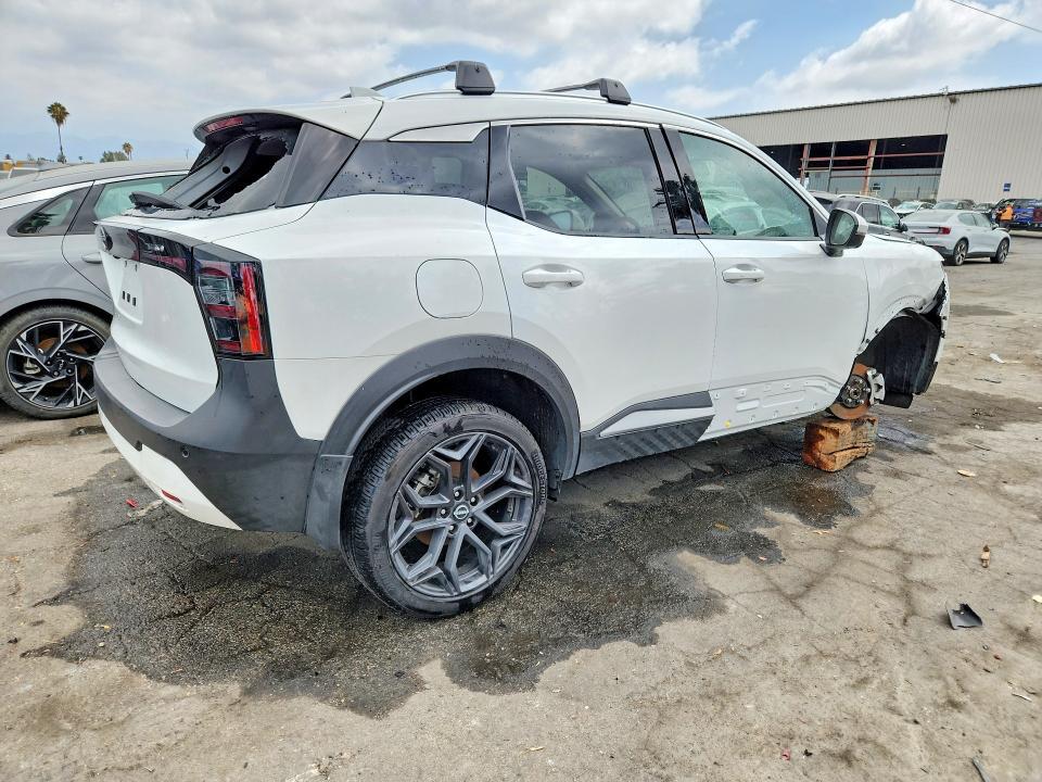 2025 NISSAN KICKS SR — Фото 3 из 13