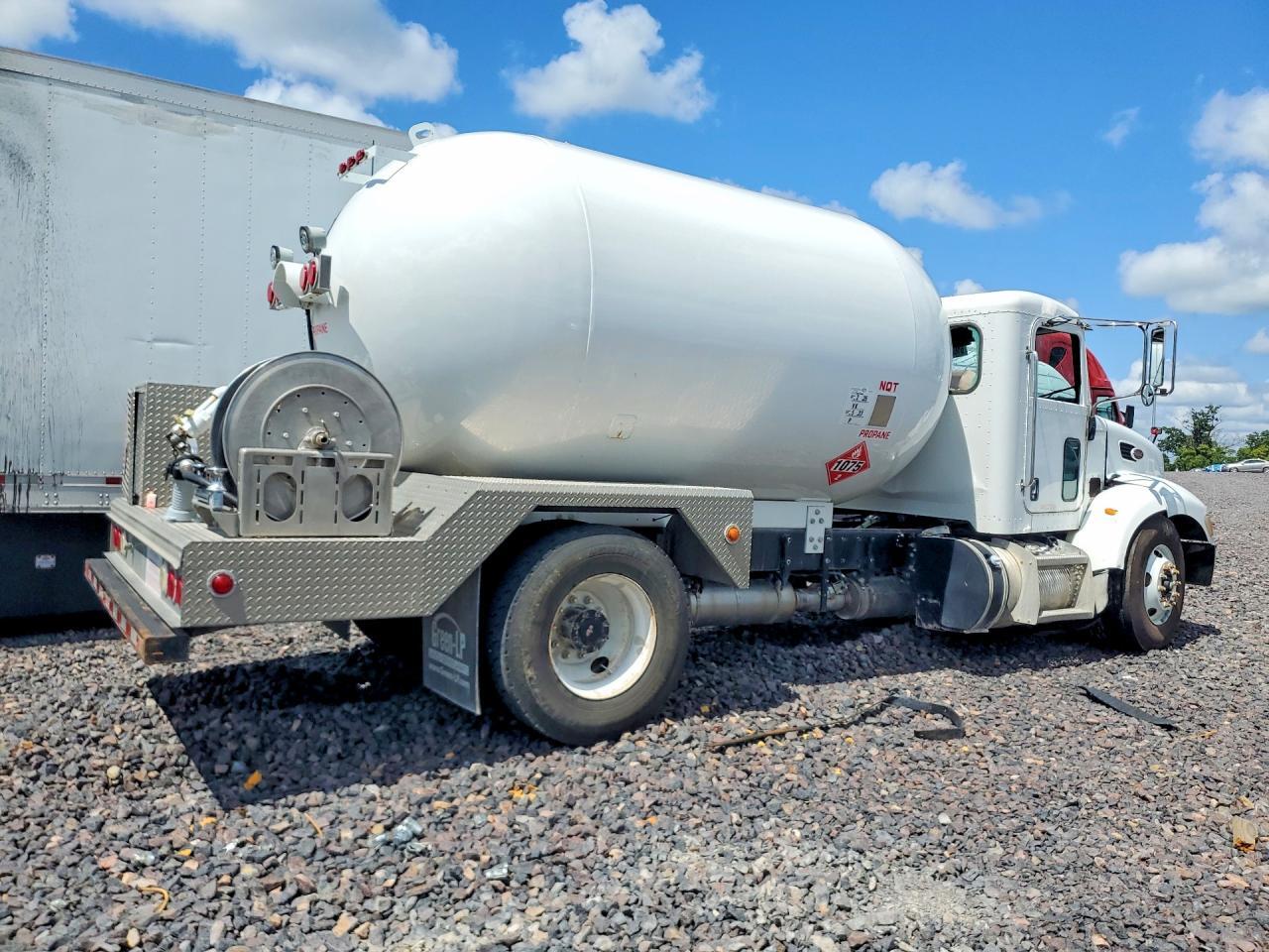 2011 PETERBILT 337 PROPANE DELIVERY TRUCK — Фото 3 из 13