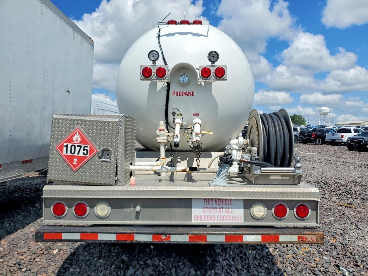 2011 PETERBILT 337 PROPANE DELIVERY TRUCK — Фото 6 из 13