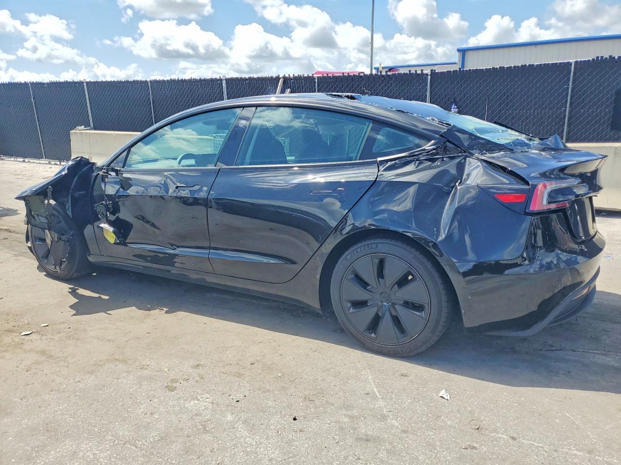 2025 TESLA MODEL 3 — Фото 2 из 12