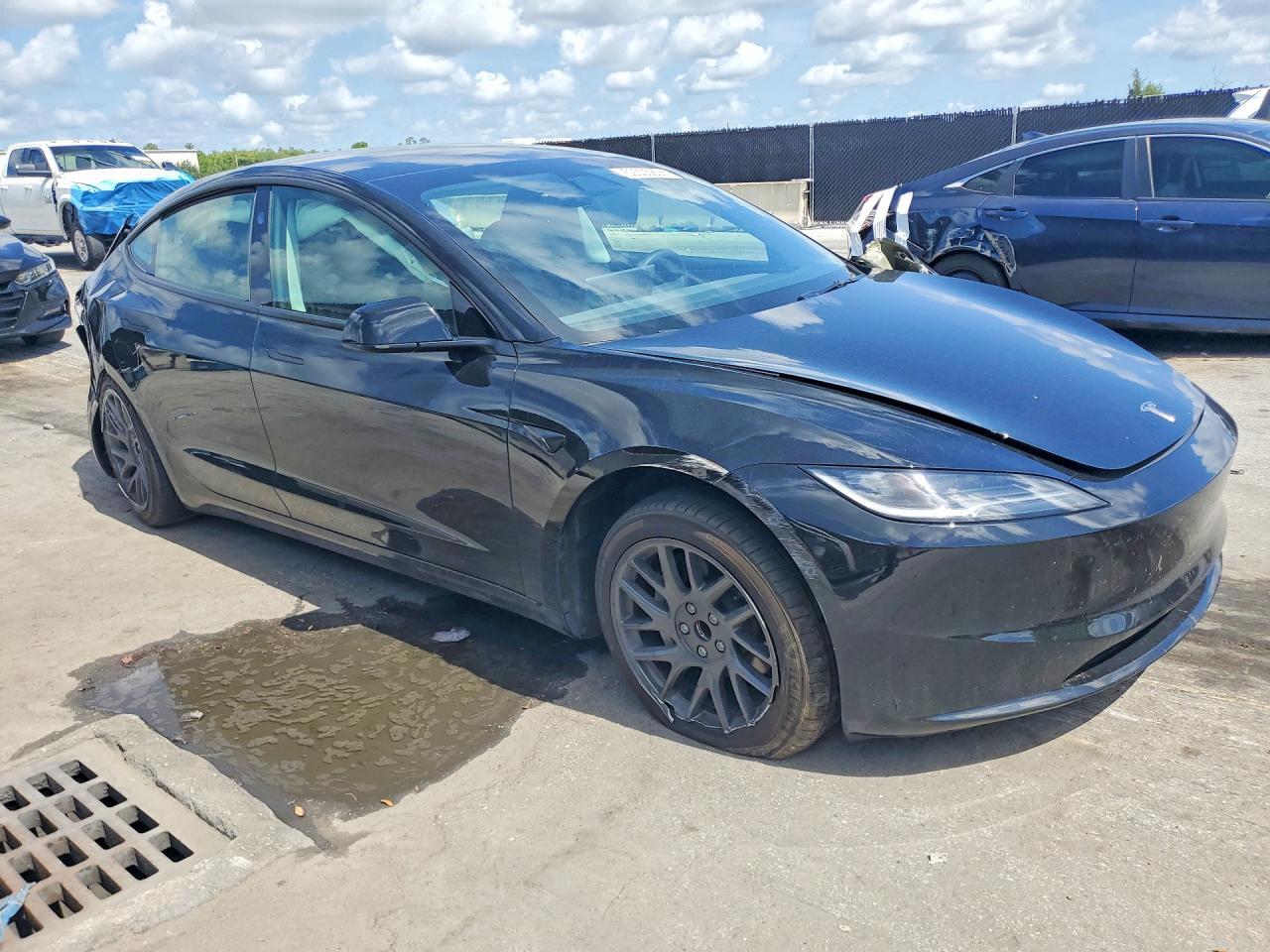 2025 TESLA MODEL 3 — Фото 4 из 12