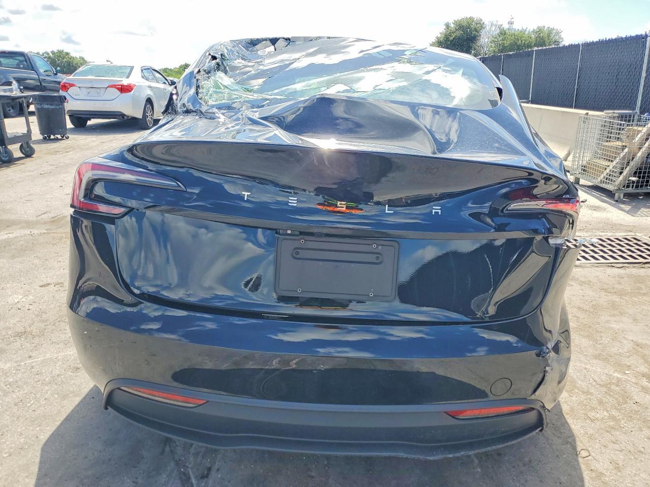 2025 TESLA MODEL 3 — Фото 6 из 12