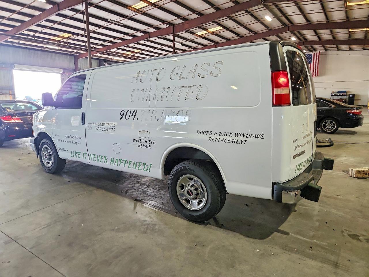 2017 GMC SAVANA G2500 — Фото 2 из 13