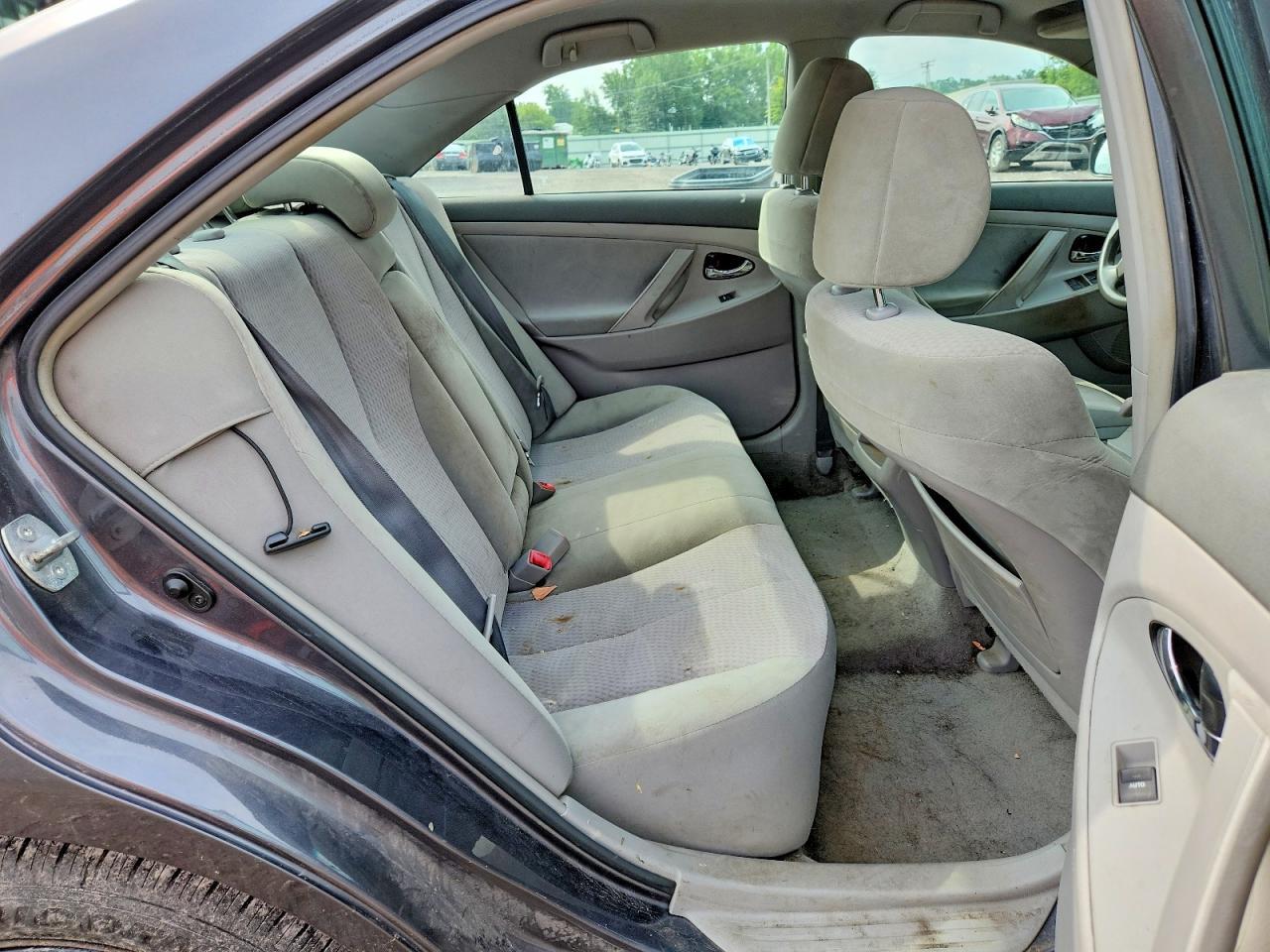 2011 TOYOTA CAMRY LE — Фото 10 из 12