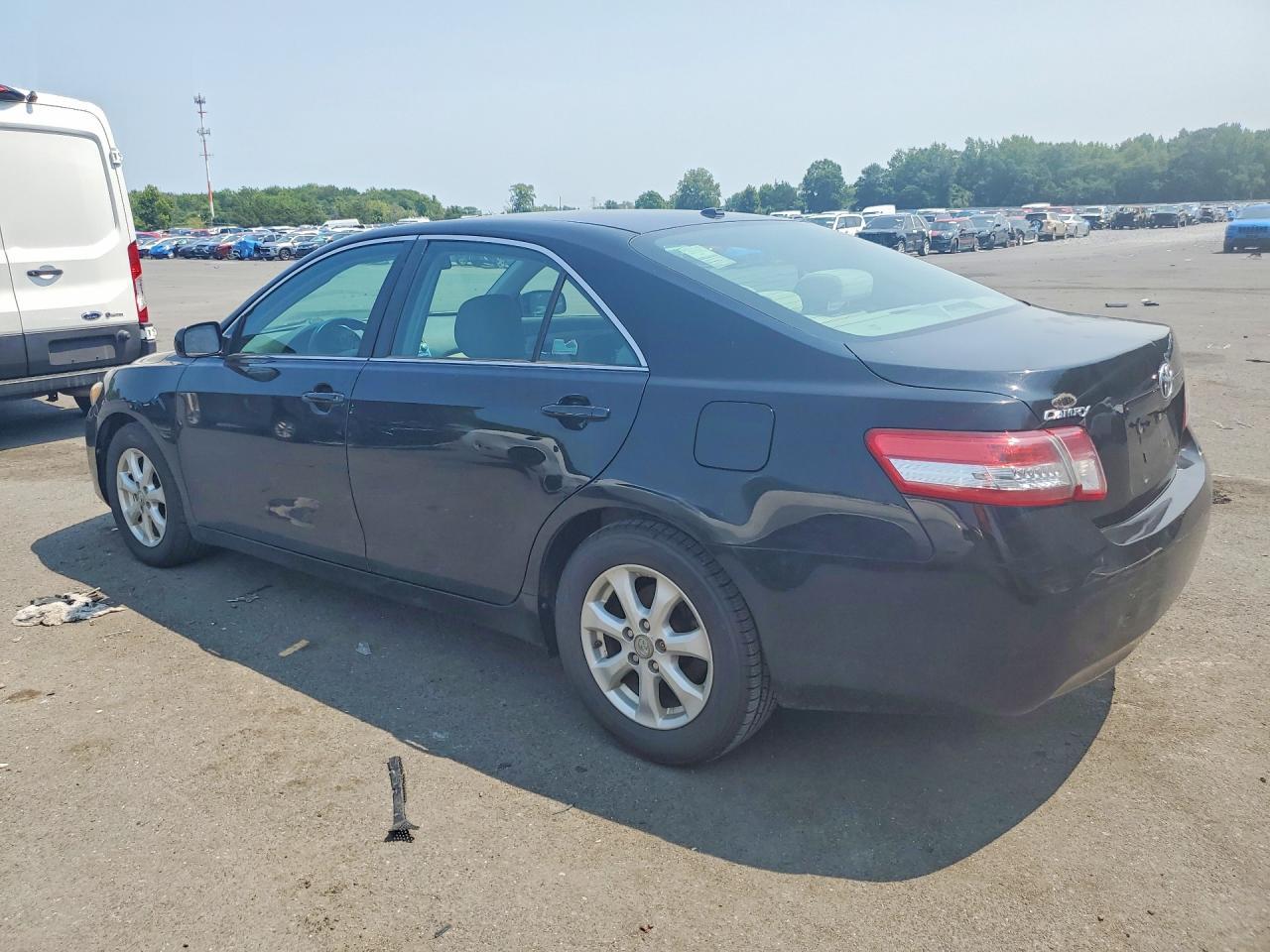 2011 TOYOTA CAMRY LE — Фото 2 из 12