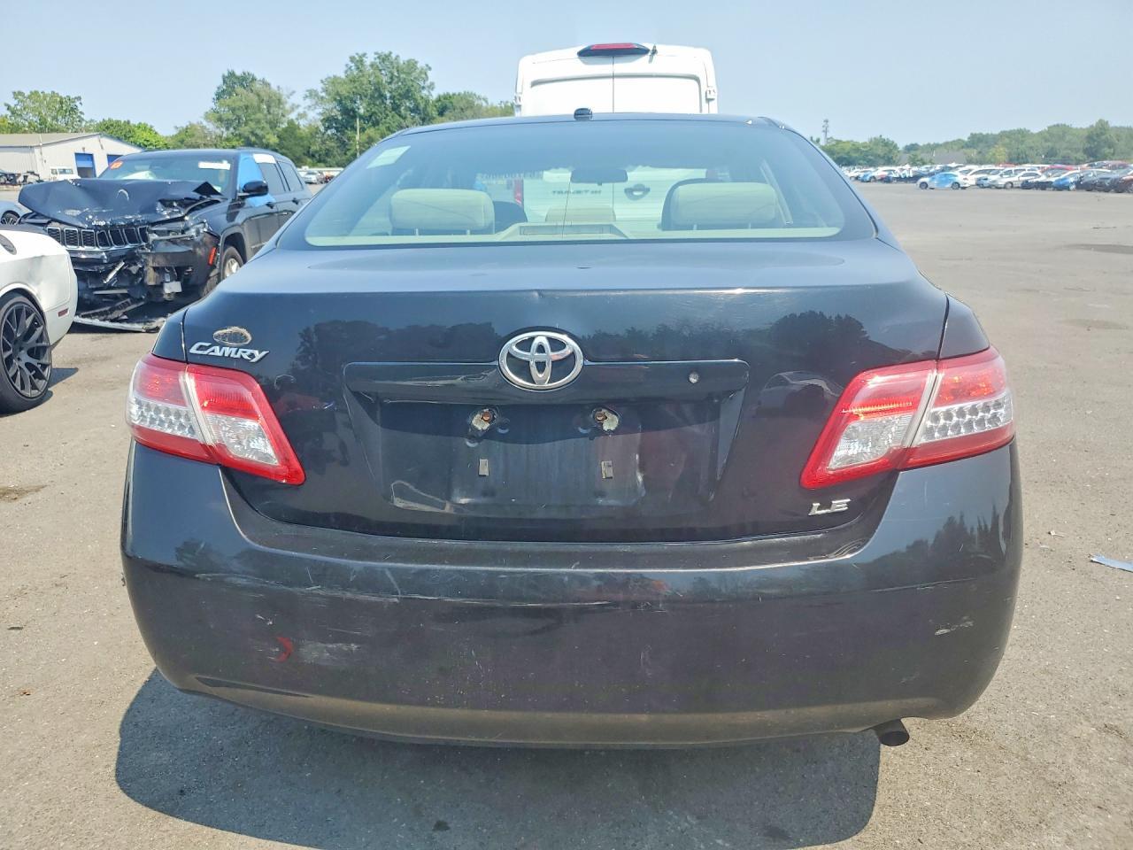 2011 TOYOTA CAMRY LE — Фото 6 из 12