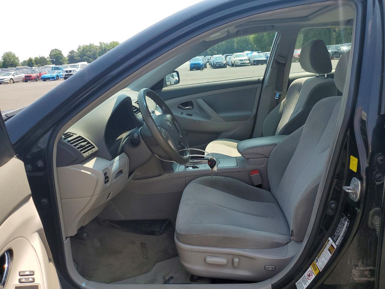2011 TOYOTA CAMRY LE — Фото 7 из 12