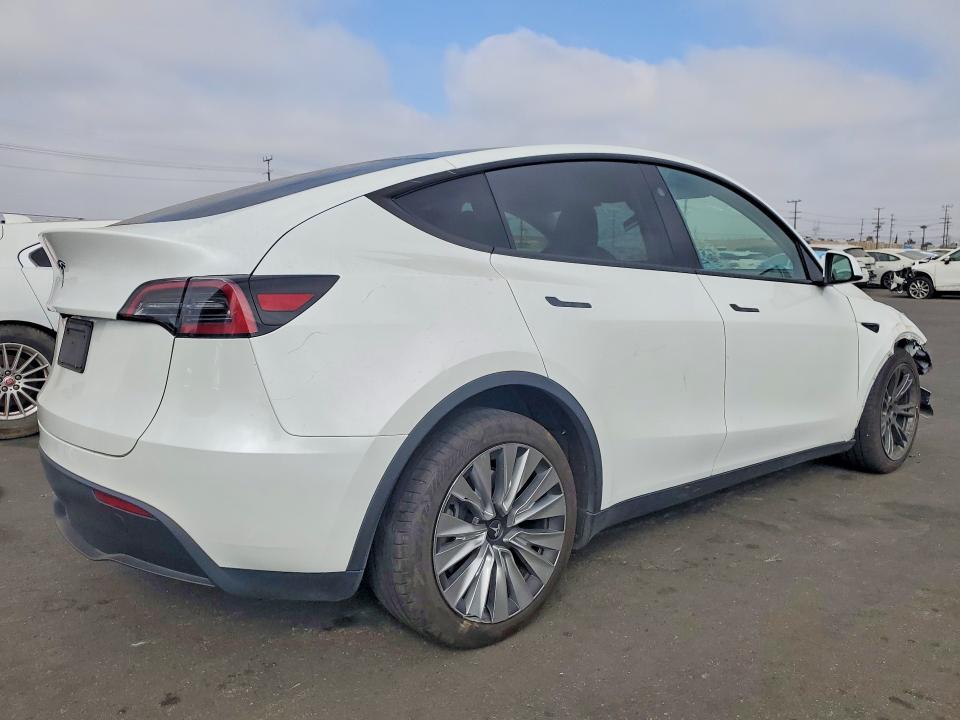 2025 TESLA MODEL Y — Фото 3 из 16