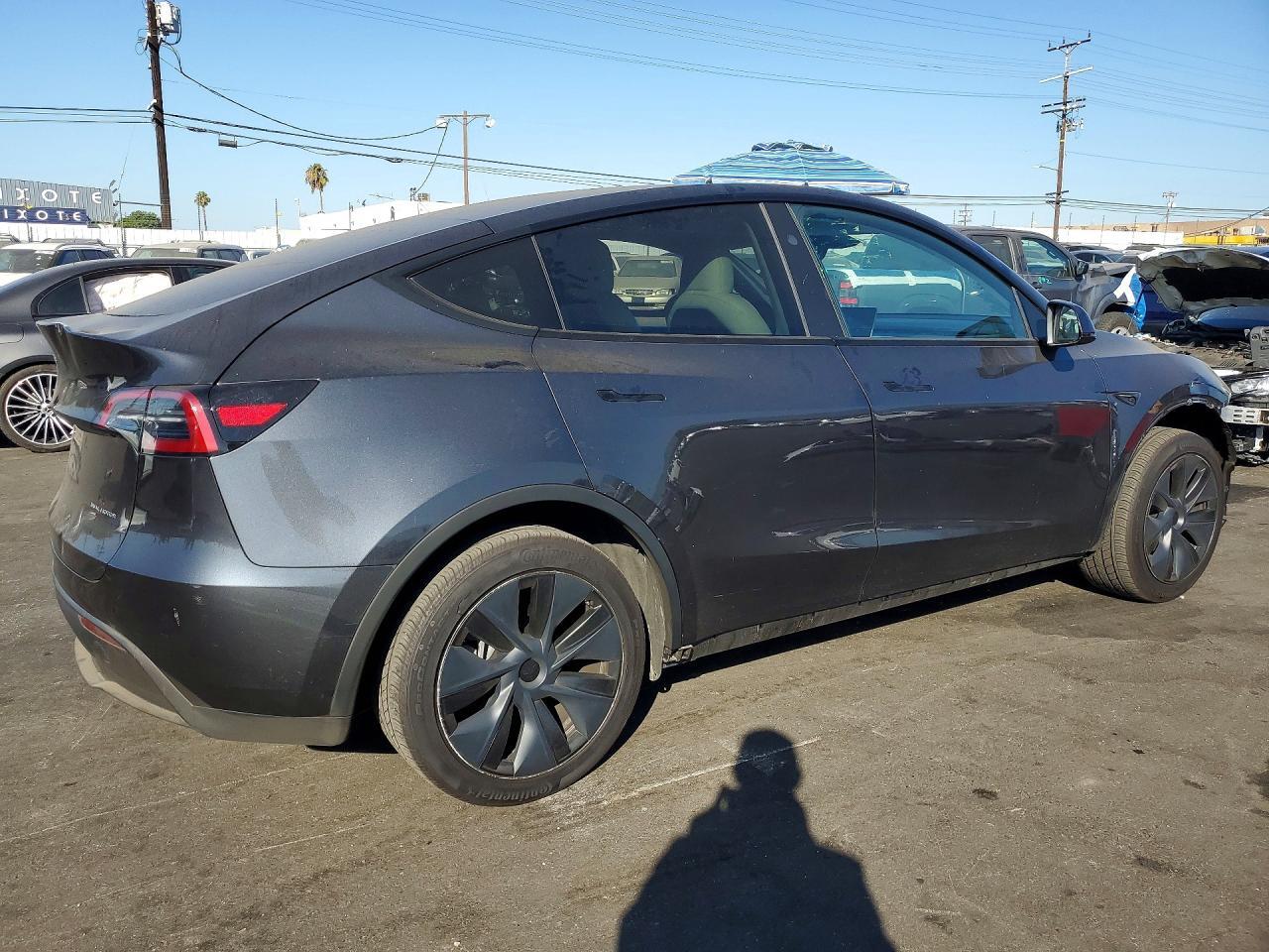 2025 TESLA MODEL Y — Фото 3 из 12