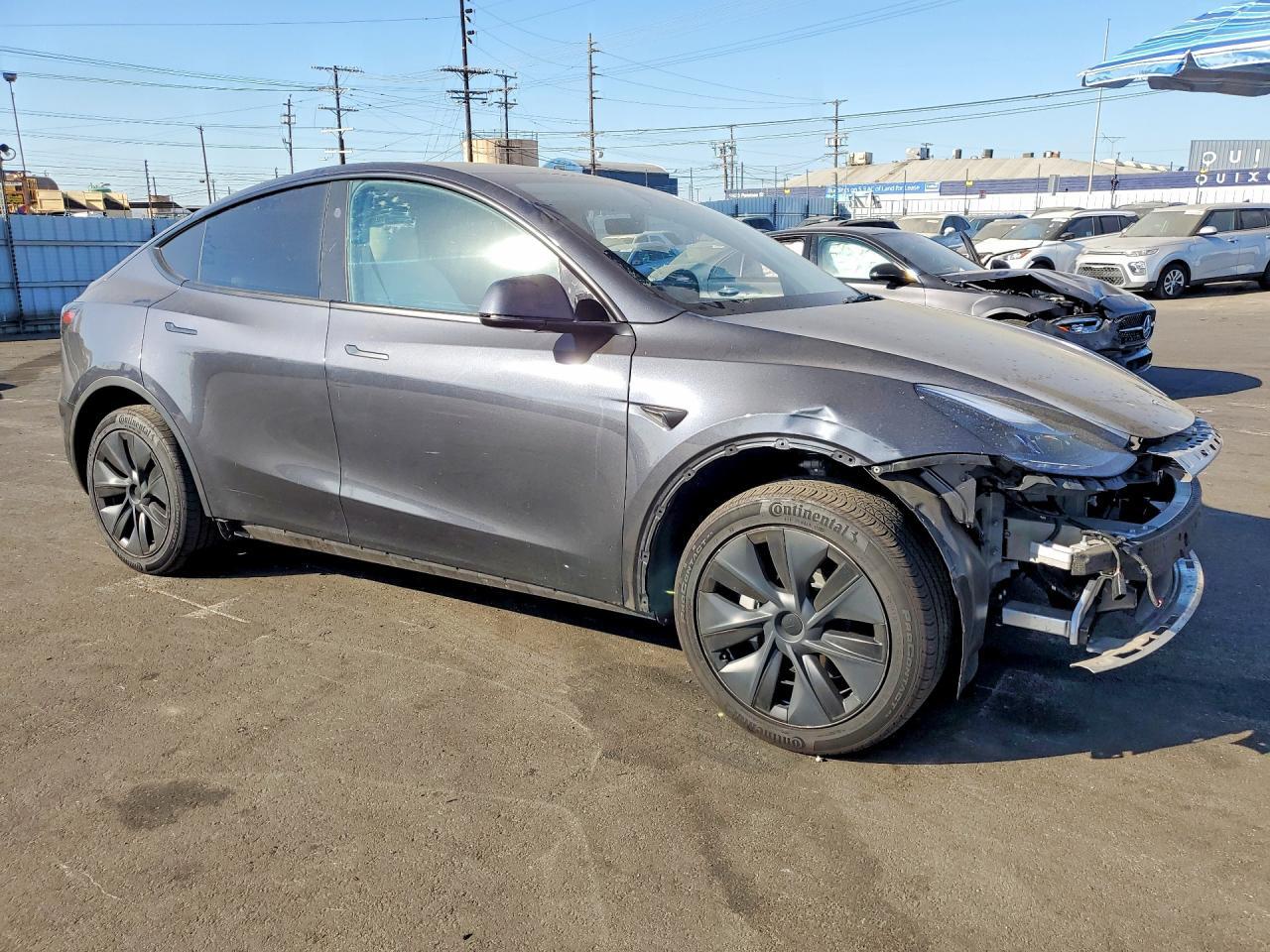 2025 TESLA MODEL Y — Фото 4 из 12