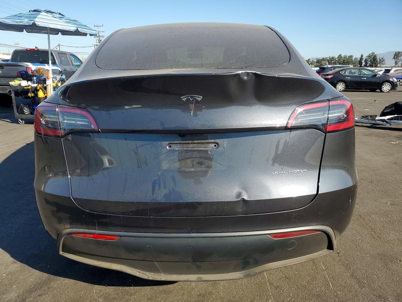 2025 TESLA MODEL Y — Фото 6 из 12