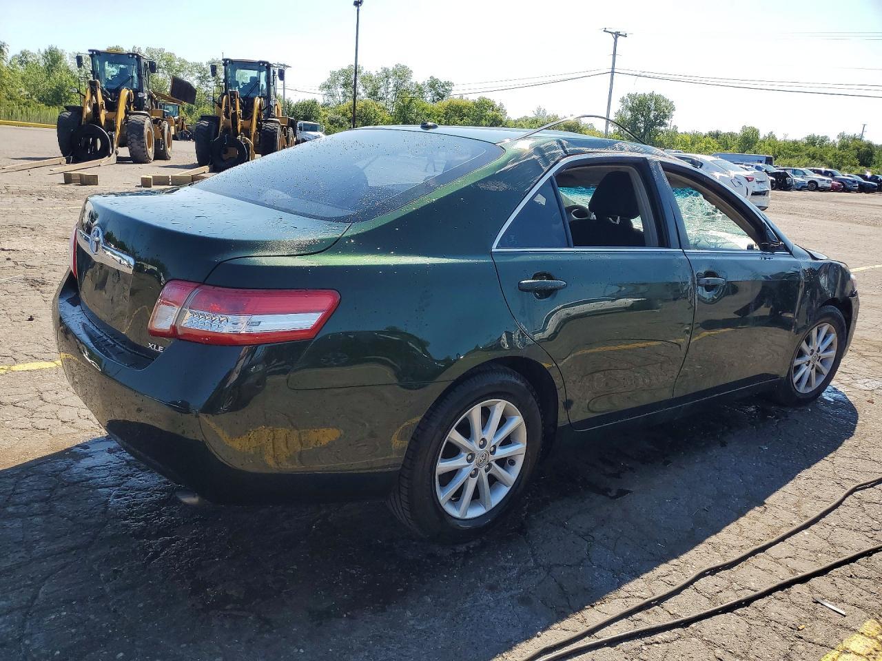 2011 TOYOTA CAMRY XLE — Фото 3 из 12