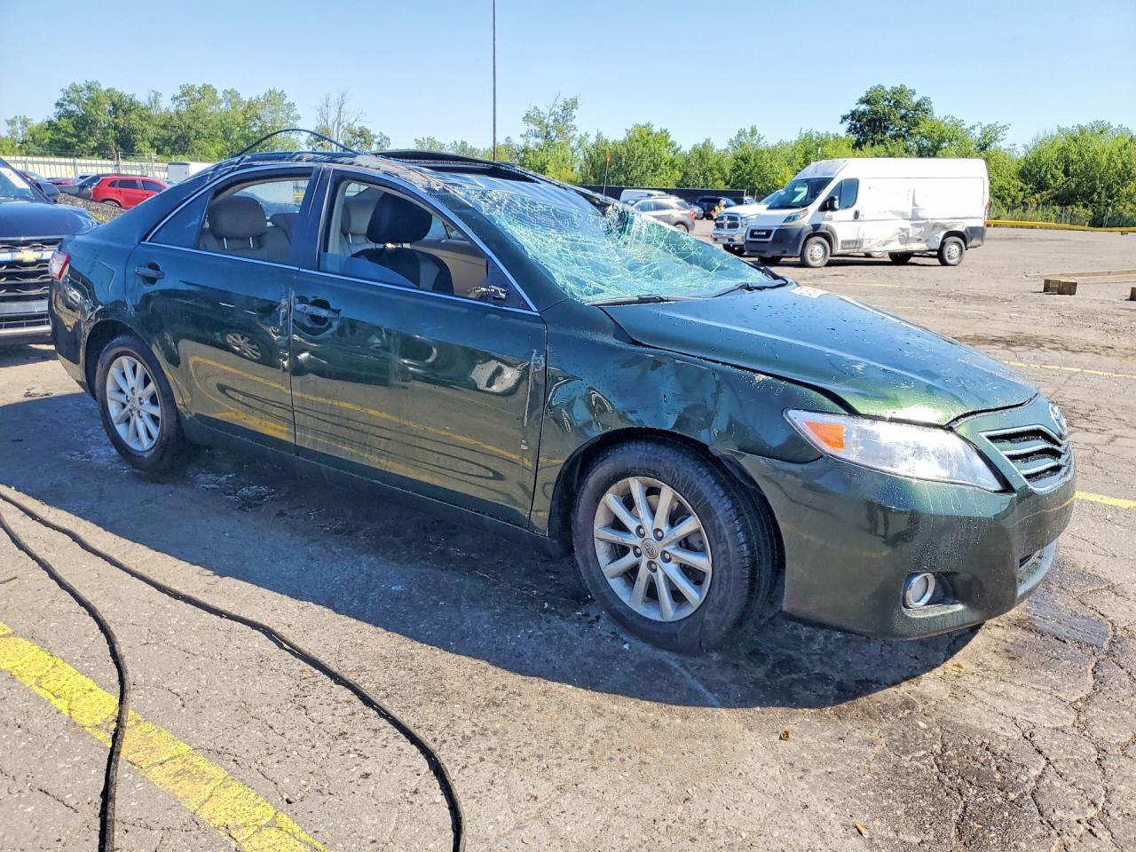 2011 TOYOTA CAMRY XLE — Фото 4 из 12