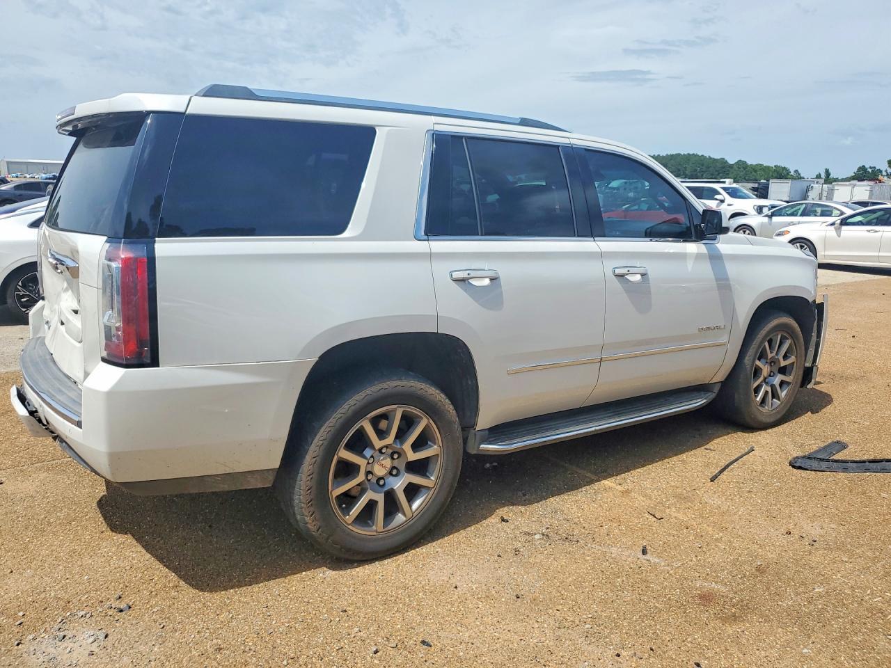 2017 GMC YUKON DENALI — Фото 3 из 13
