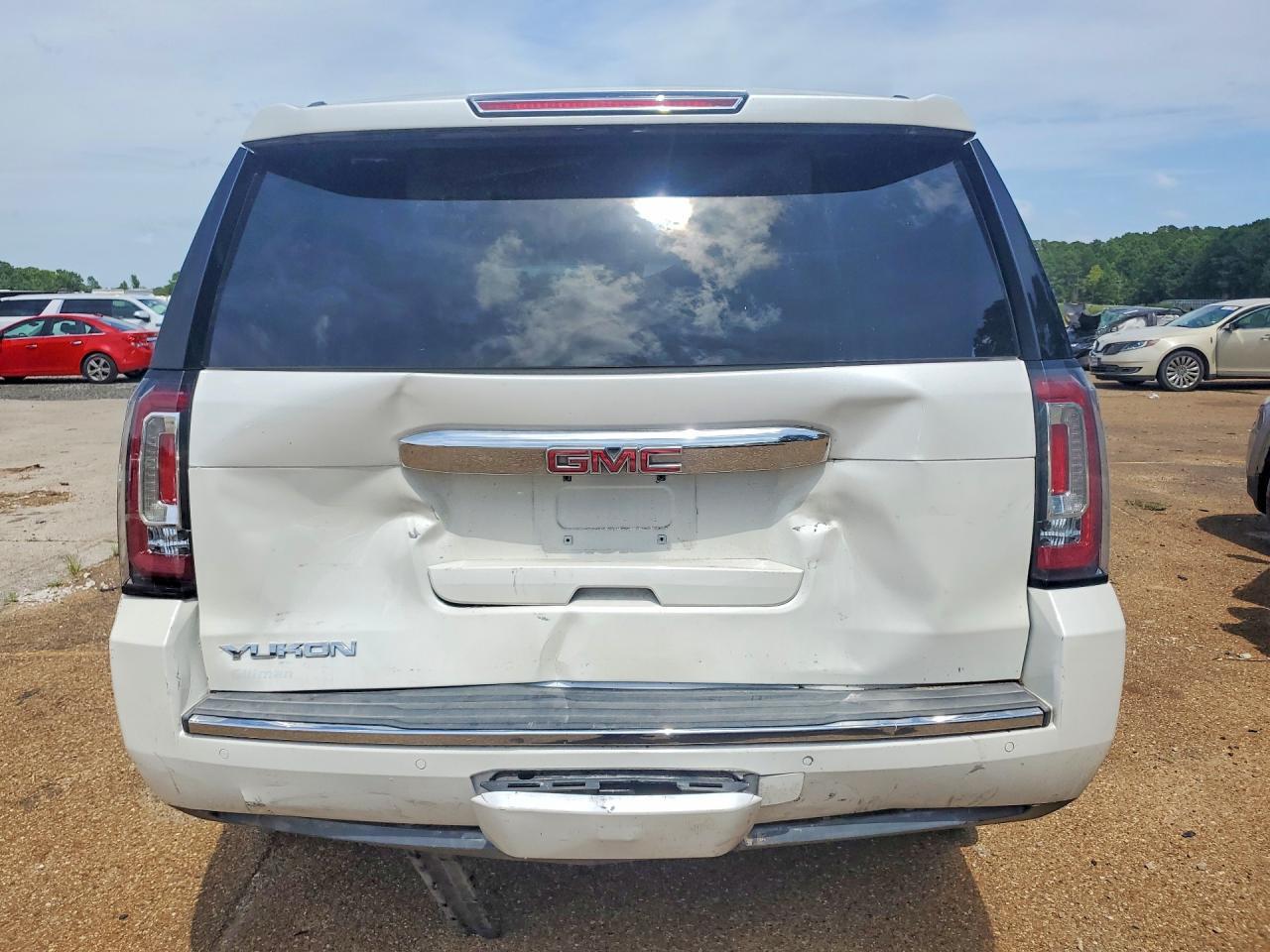 2017 GMC YUKON DENALI — Фото 6 из 13