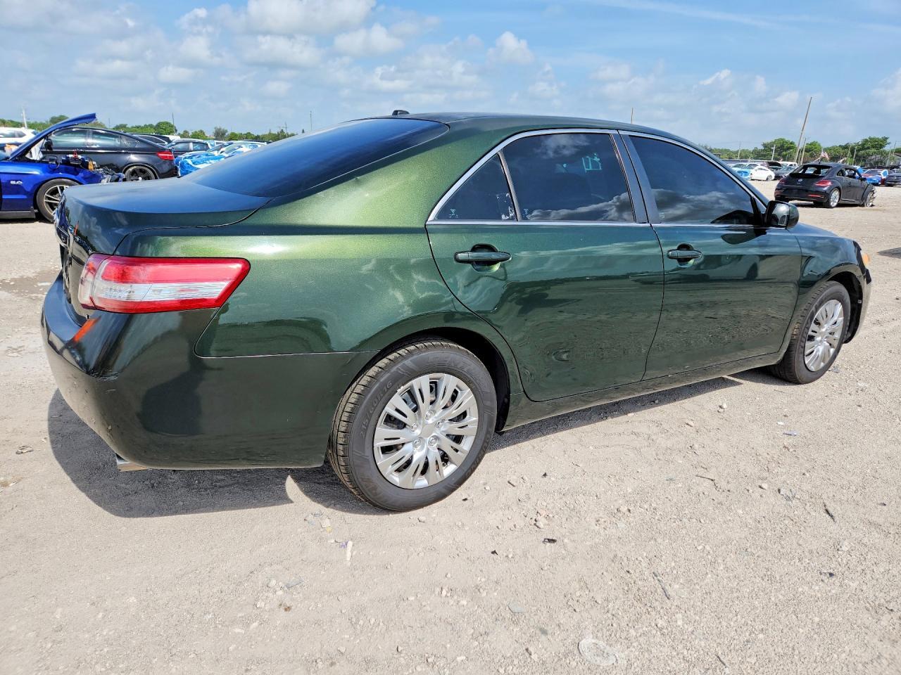 2011 TOYOTA CAMRY LE — Фото 3 из 12
