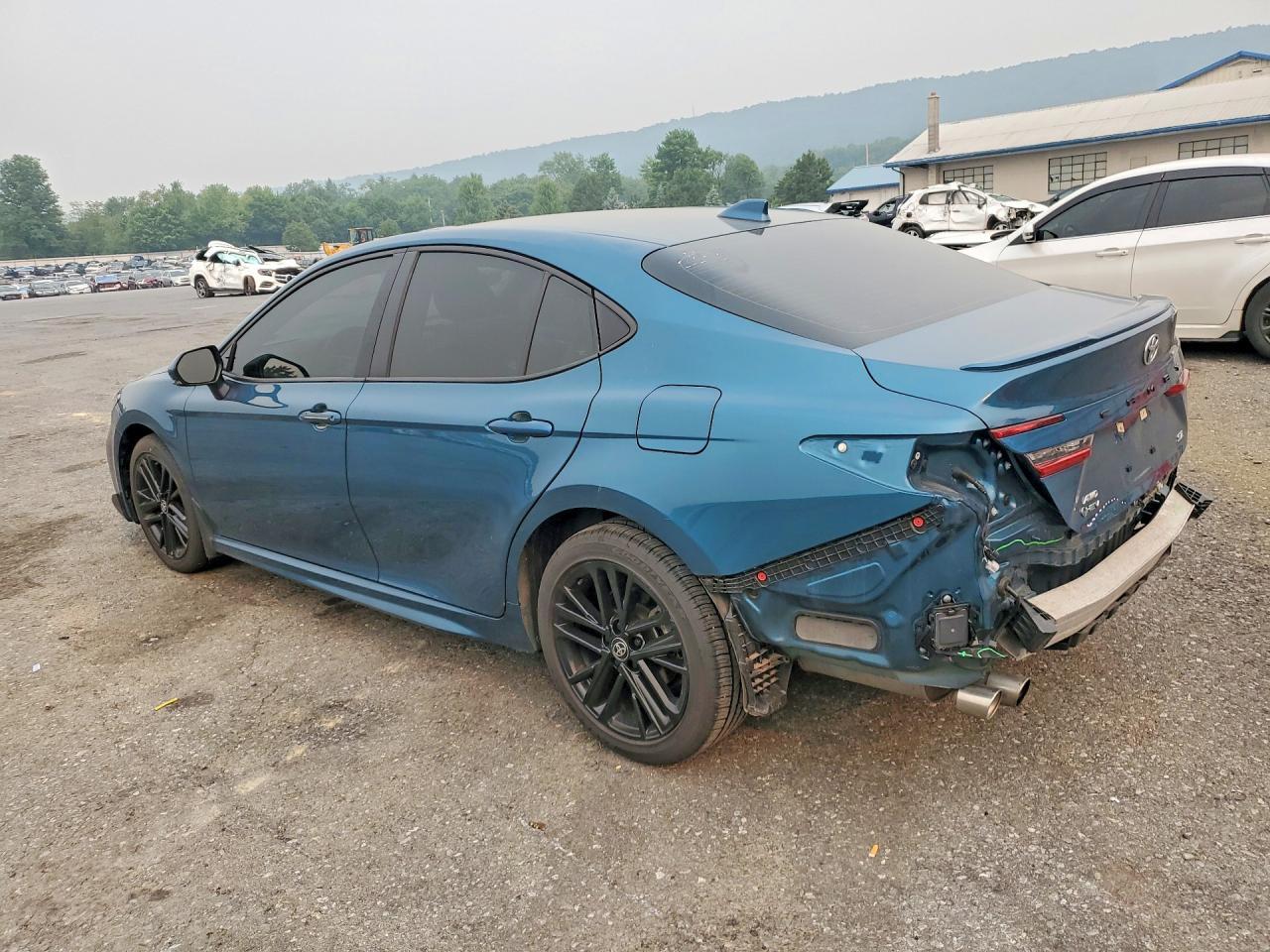 2025 TOYOTA CAMRY SE — Фото 2 из 12