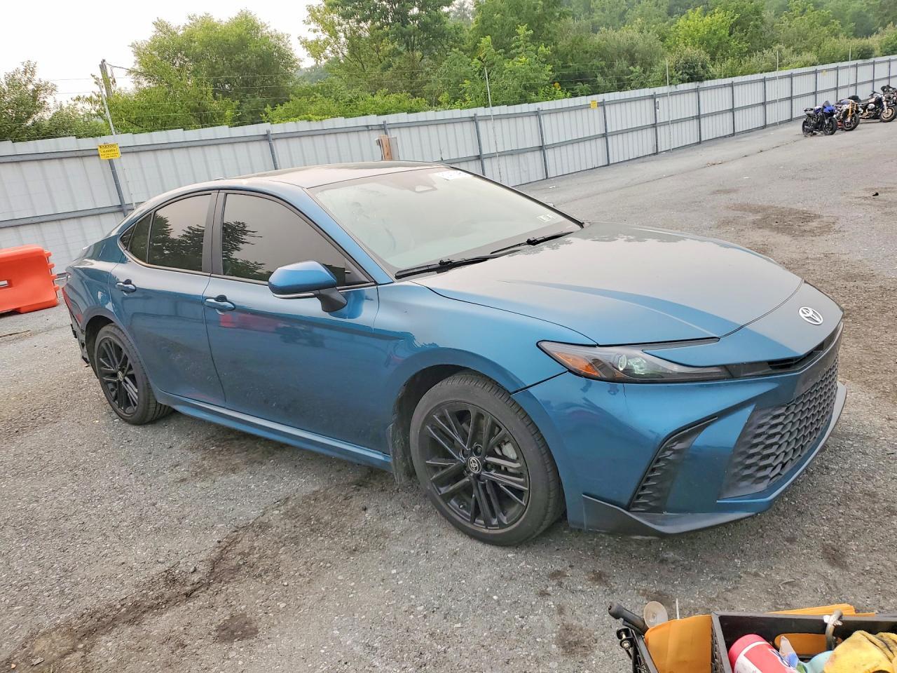 2025 TOYOTA CAMRY SE — Фото 4 из 12