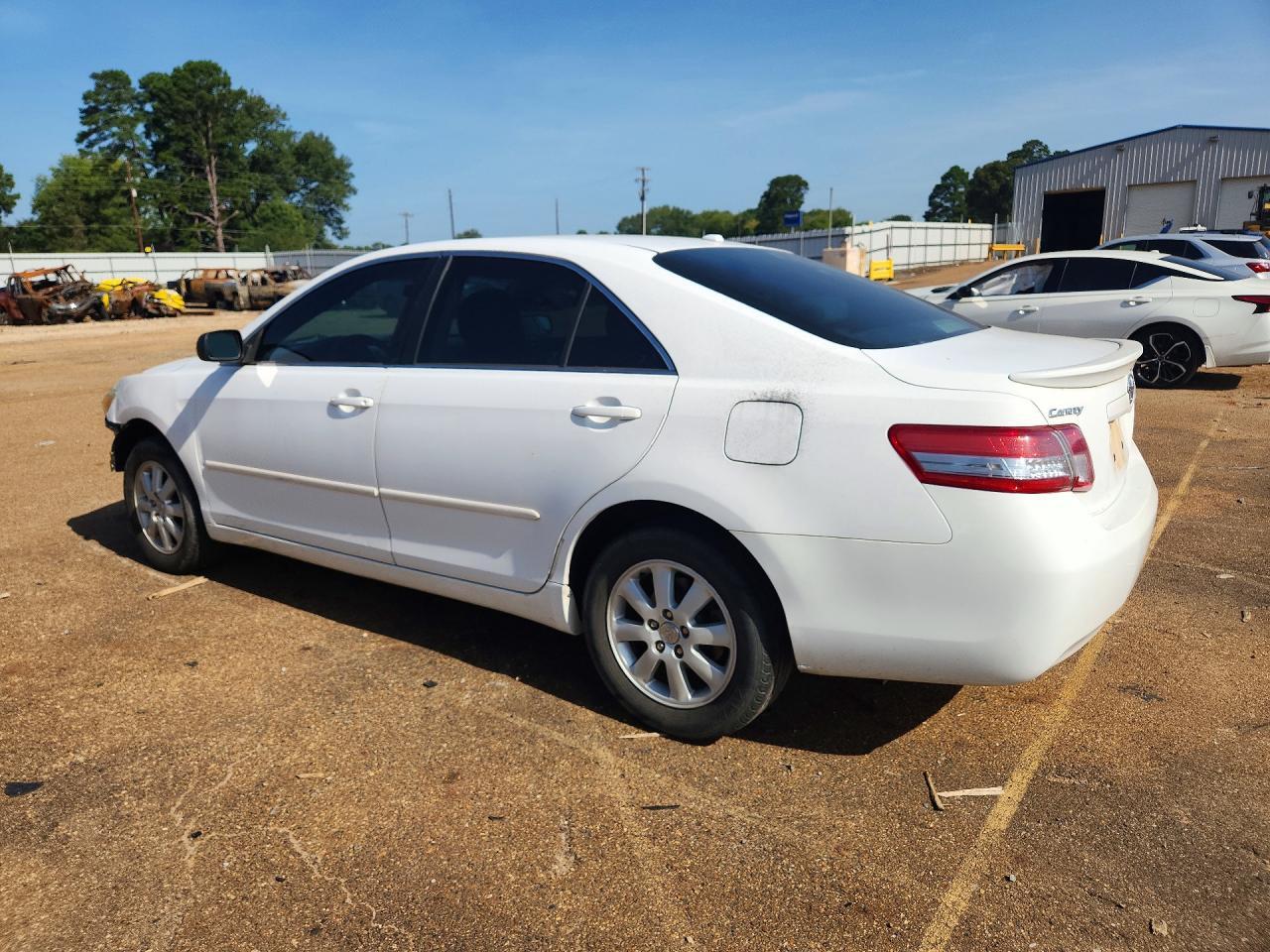 2011 TOYOTA CAMRY LE — Фото 2 из 13