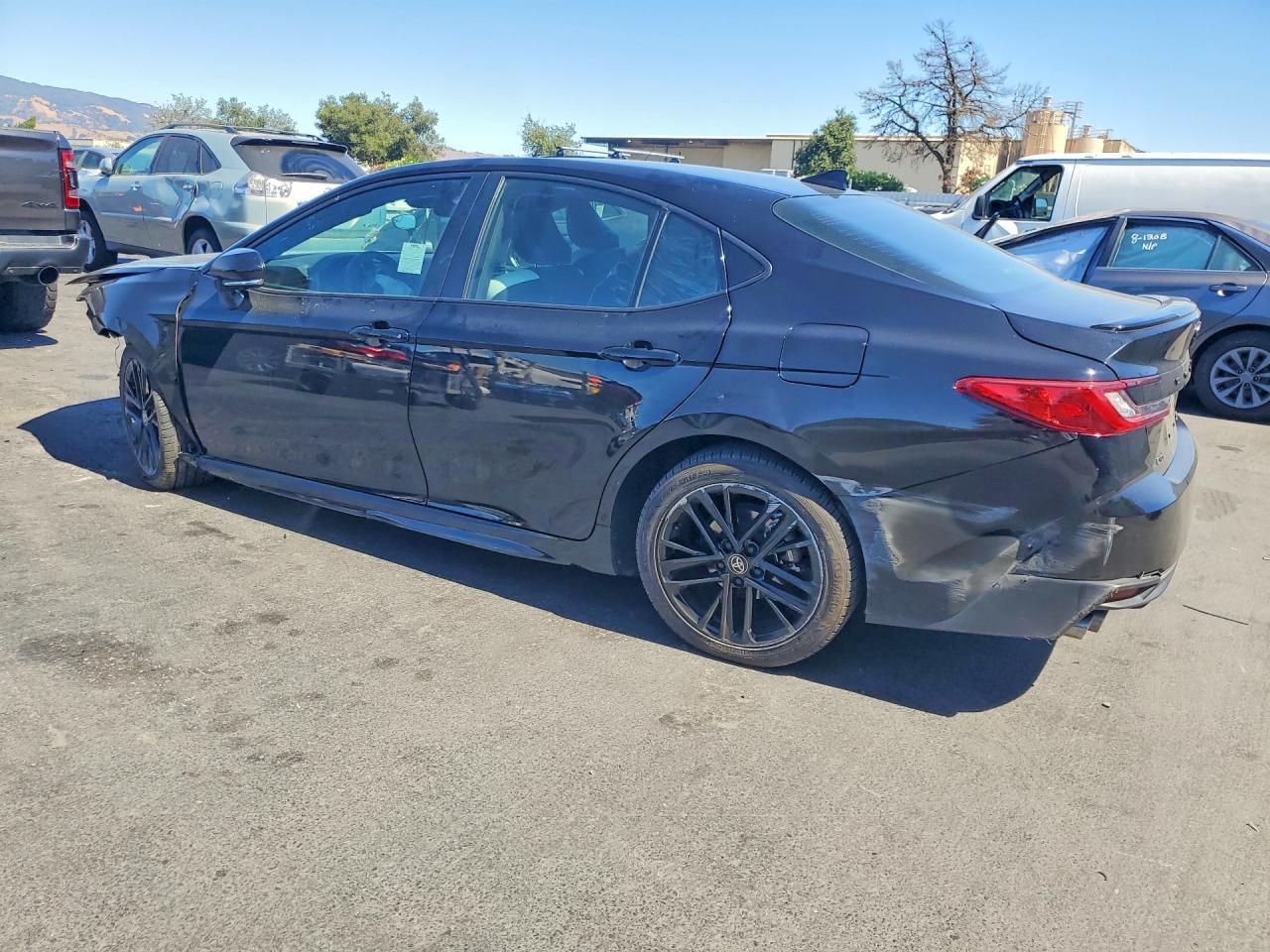 2025 TOYOTA CAMRY SE — Фото 2 из 12