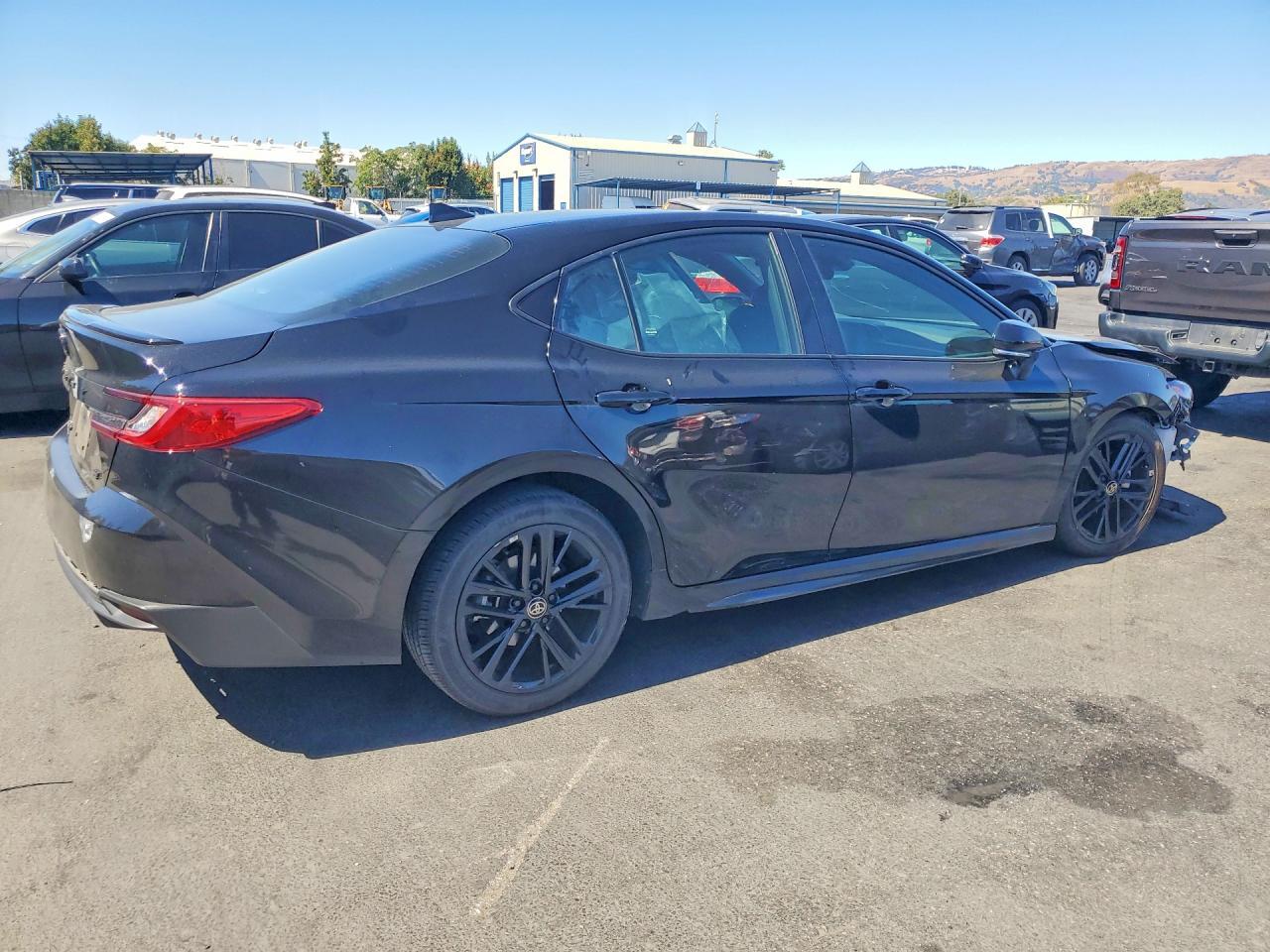 2025 TOYOTA CAMRY SE — Фото 3 из 12