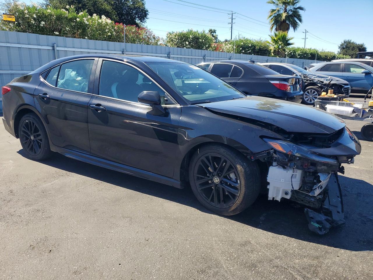 2025 TOYOTA CAMRY SE — Фото 4 из 12
