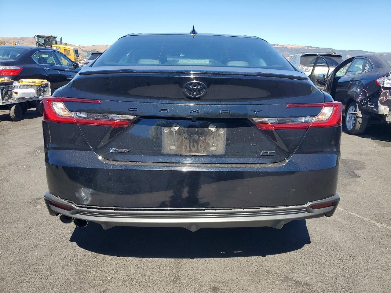 2025 TOYOTA CAMRY SE — Фото 6 из 12