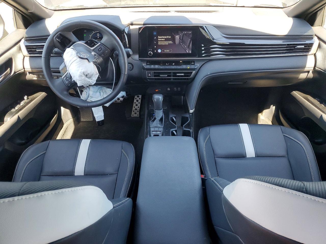 2025 TOYOTA CAMRY SE — Фото 8 из 12