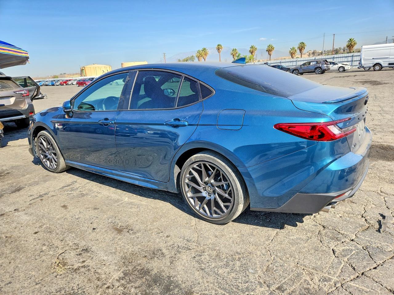 2025 TOYOTA CAMRY SE — Фото 2 из 13