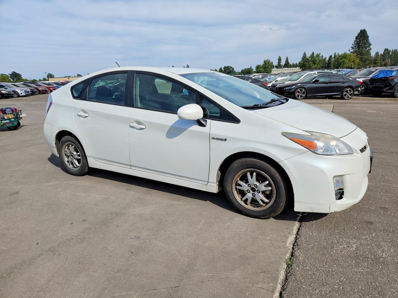 2011 TOYOTA PRIUS TWO — Фото 4 из 12