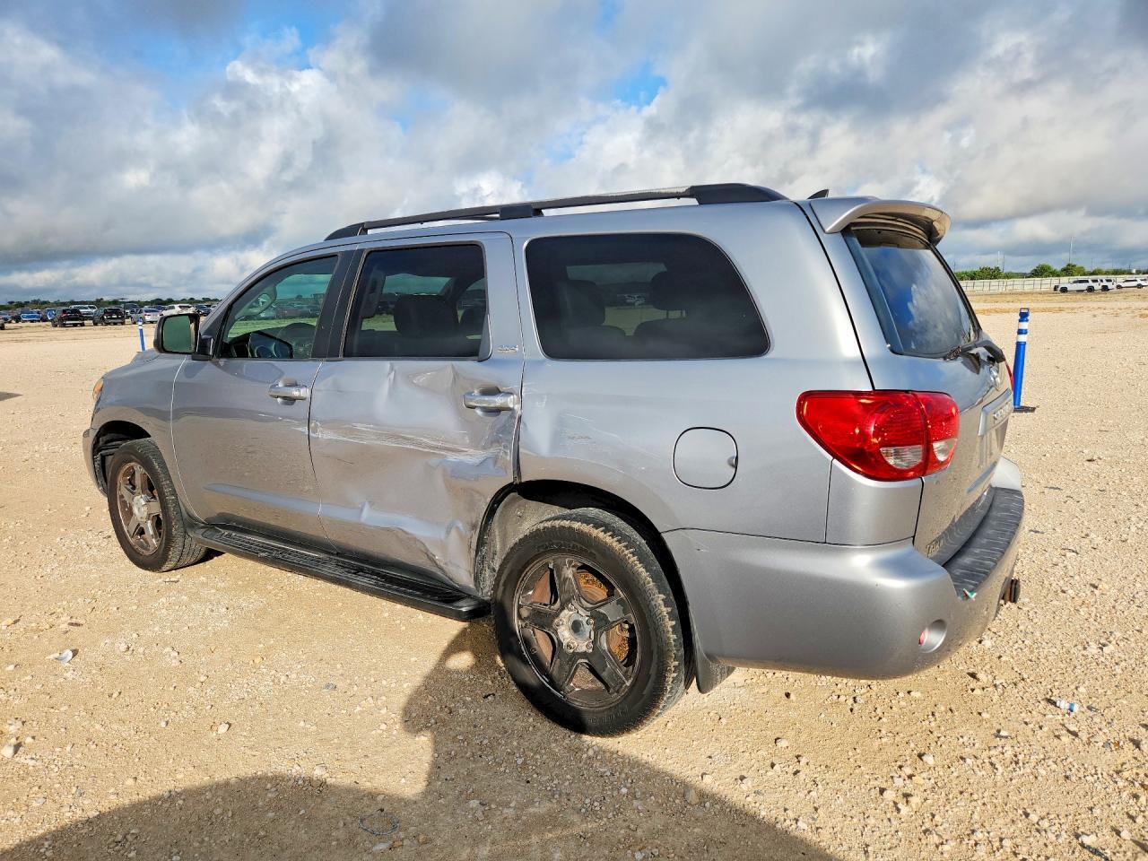 5TDZM5G17BS003159 2011 TOYOTA SEQUOIA photo no. 2