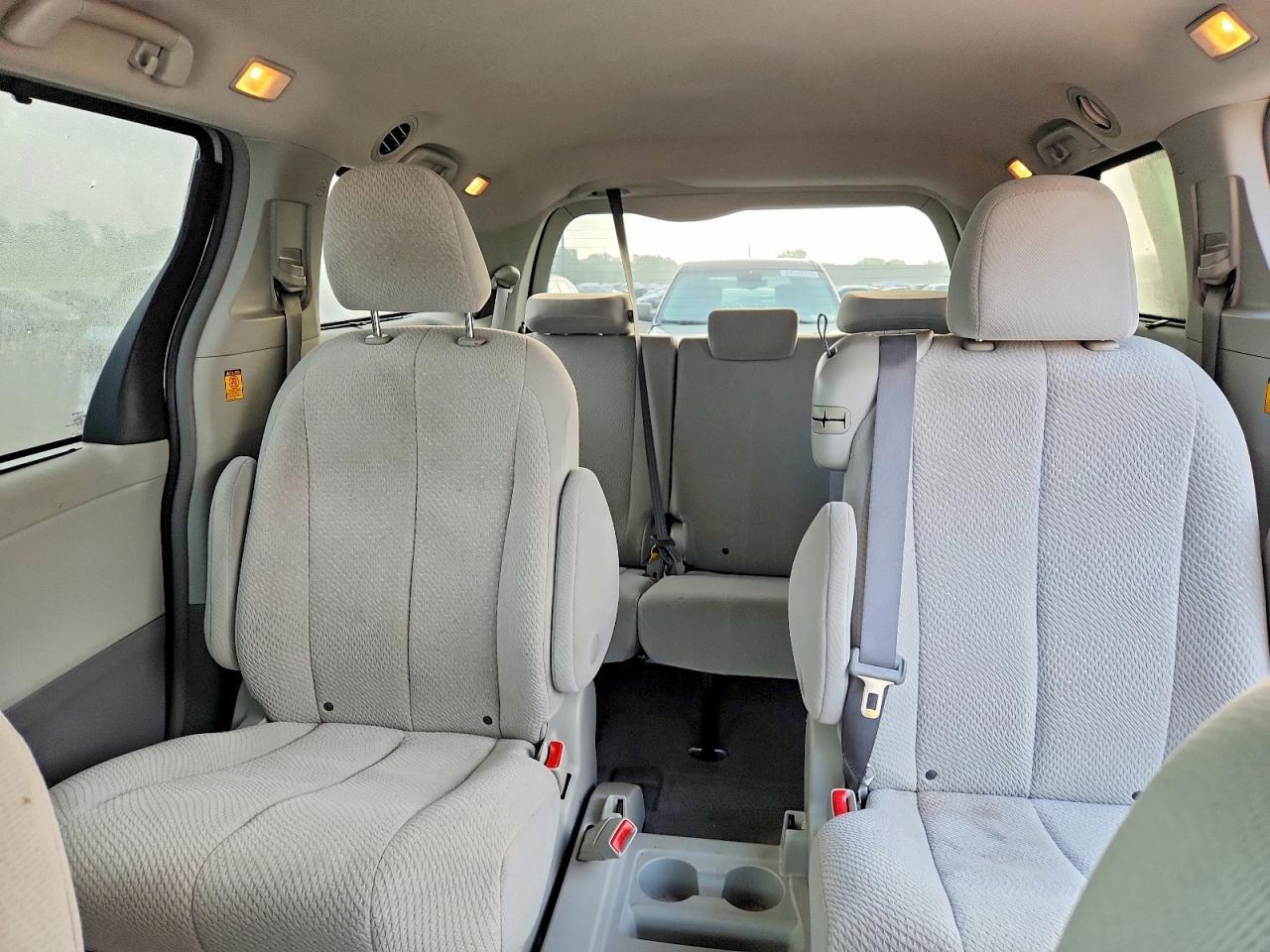 2011 TOYOTA SIENNA LE — Фото 10 из 13