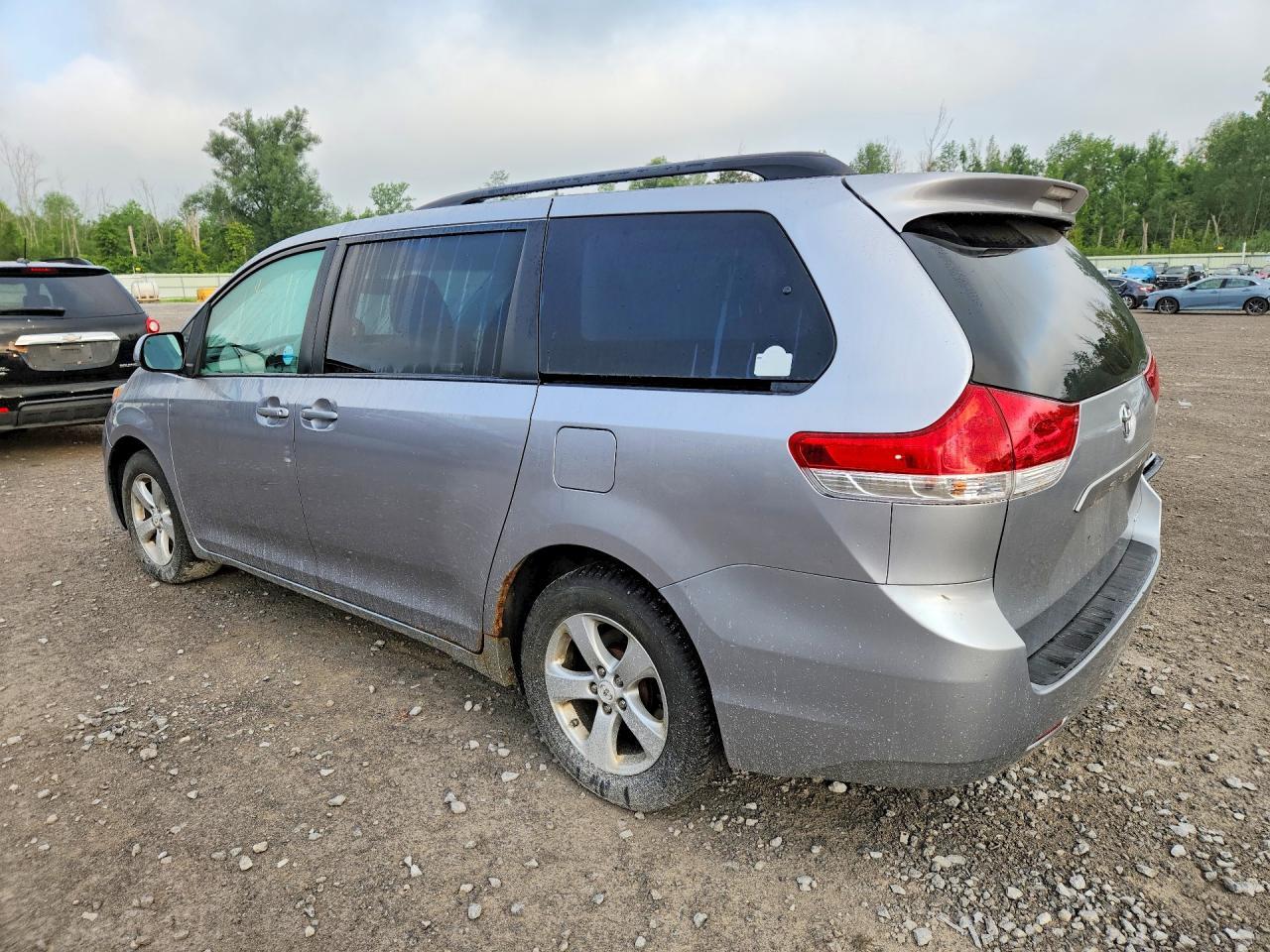 2011 TOYOTA SIENNA LE — Фото 2 из 13