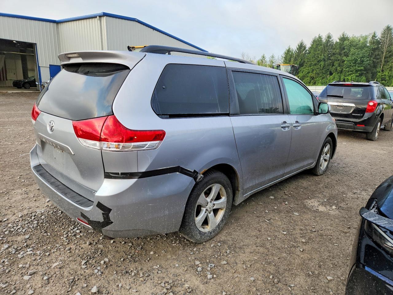 2011 TOYOTA SIENNA LE — Фото 3 из 13