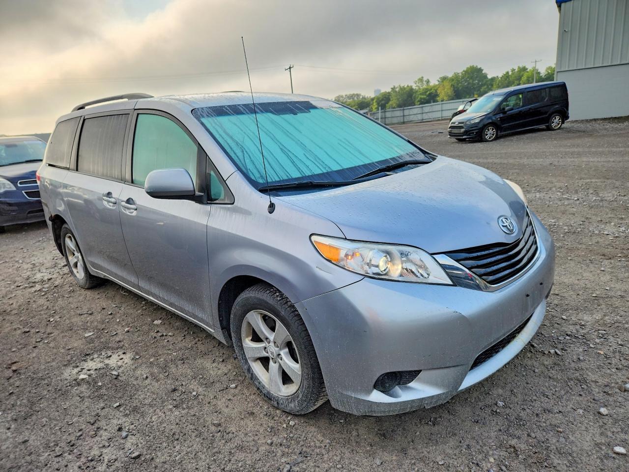2011 TOYOTA SIENNA LE — Фото 4 из 13