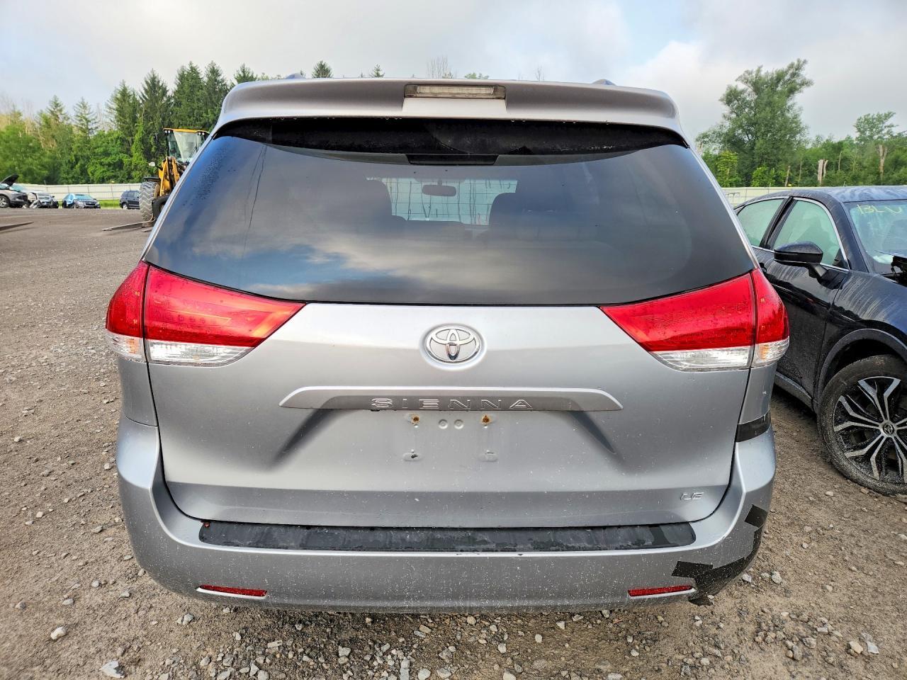 2011 TOYOTA SIENNA LE — Фото 6 из 13