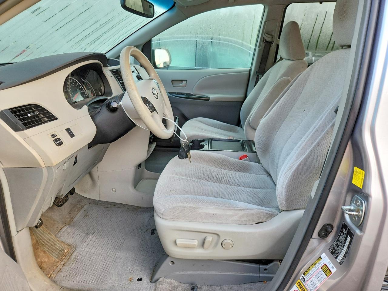 2011 TOYOTA SIENNA LE — Фото 7 из 13